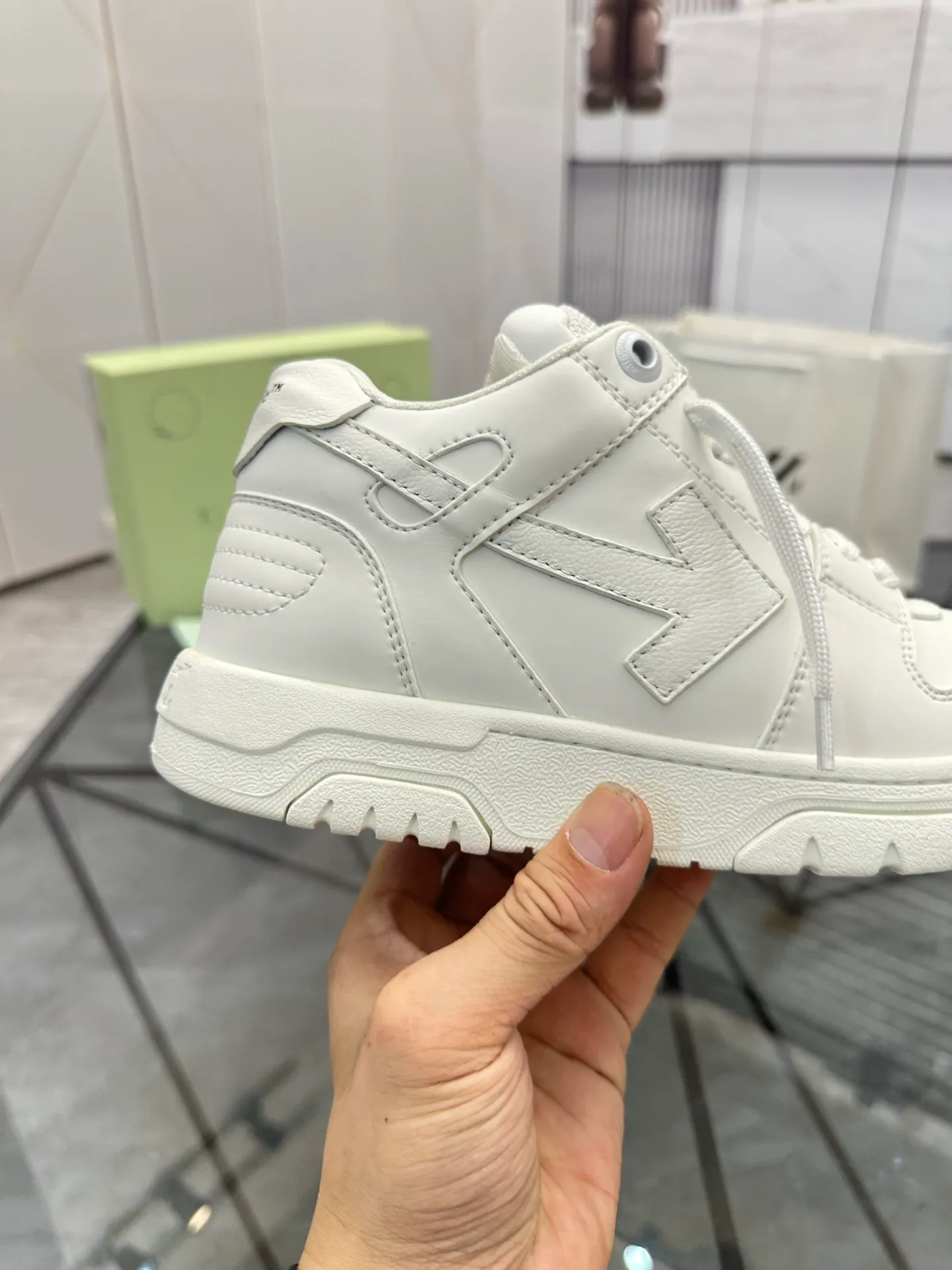 Selling men's shoes 💰: 💰P560¥ High-end top quality (leather buckle plus 10) Product trademark: OFF WHITE * "OFF WHITE*" low-top casual shoes Regular size: 35-45 (can be customized to 46) Couple style Product material: imported first-layer cowhide leather upper, breathable lining, original outsole. No.: H203